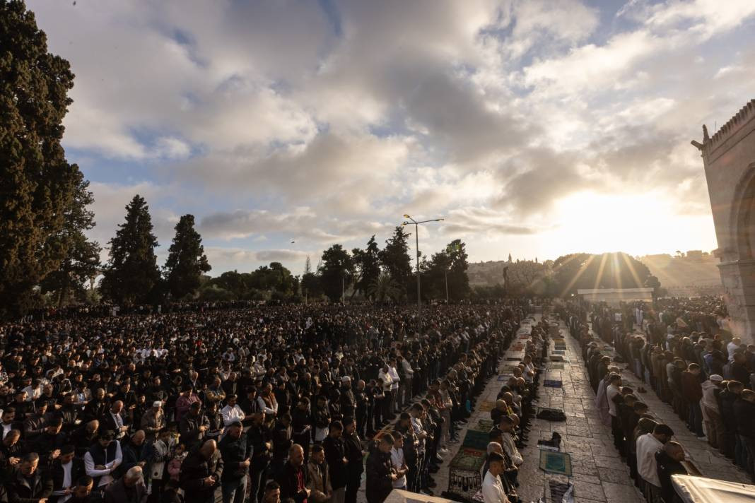 İsrail’in kısıtlamalarına rağmen akın ettiler: 120 Bin Filistinli Mescid-i Aksa’da saf tuttu - Resim: 38